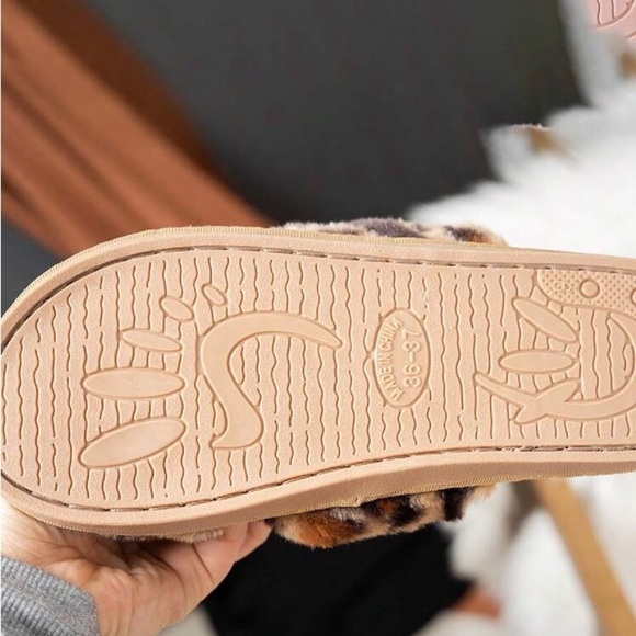 SHEIN Leopard Print Faux Fur Slippers Size 8.5 - Picture 6 of 9